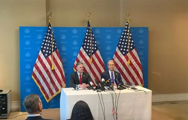 5月12日，美财长贝森特和贸易代表格里尔举行媒体吹风会 视频截图