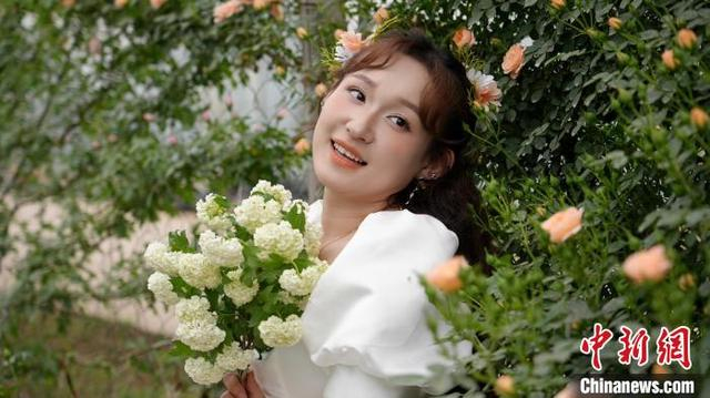 图为共青城市甘露镇坪塘村花圃基地，游客在花圃旁拍照。彭佳敏 摄