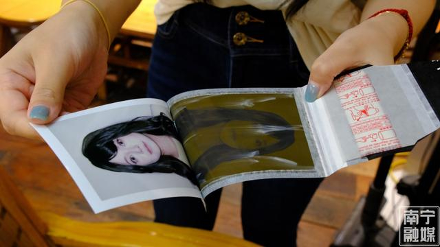 “撕拉片”成片别具美感，深受年轻人青睐。记者 卢丽婷 摄 