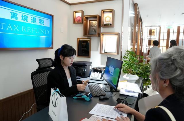 4月29日,一名入境游客在上海市张园的集中退税服务点领取退税金。新华社记者 刘颖 摄