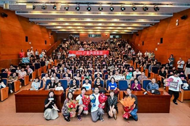 “首映在广州”——电影《日暮·归乡》在广州图书馆举行首映礼。广州市电影家协会供图