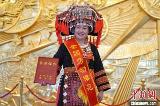 李洪梅荣获全国劳模称号。江华县委宣传部供图