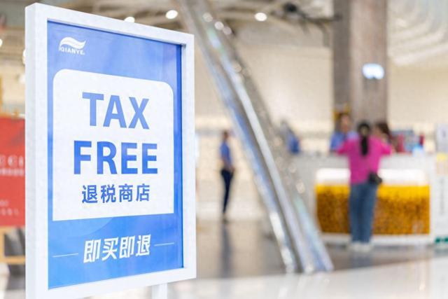 5月2日,在位于重庆市渝中区解放碑商圈的千叶眼镜旗舰店,顾客在店内选购商品。新华社记者 黄伟 摄