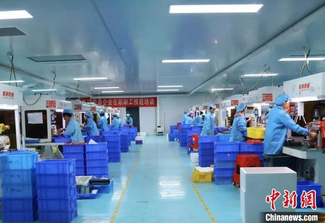 明意湖公司贴合车间一角。江华县委宣传部供图