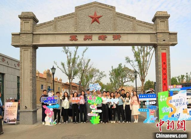 5月4日，文艺爱好者在冀州老街开展剧本演绎活动。 共青团冀州区委 供图