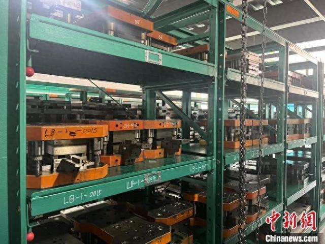 2025年5月，浙江乐清虹桥镇，企业仓库内摆放着成百上千个模具。 蔡甜甜 摄