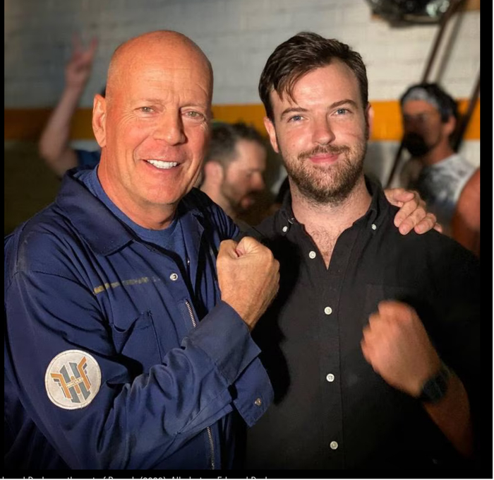 爱德华·德雷克（右）与布鲁斯·威利斯