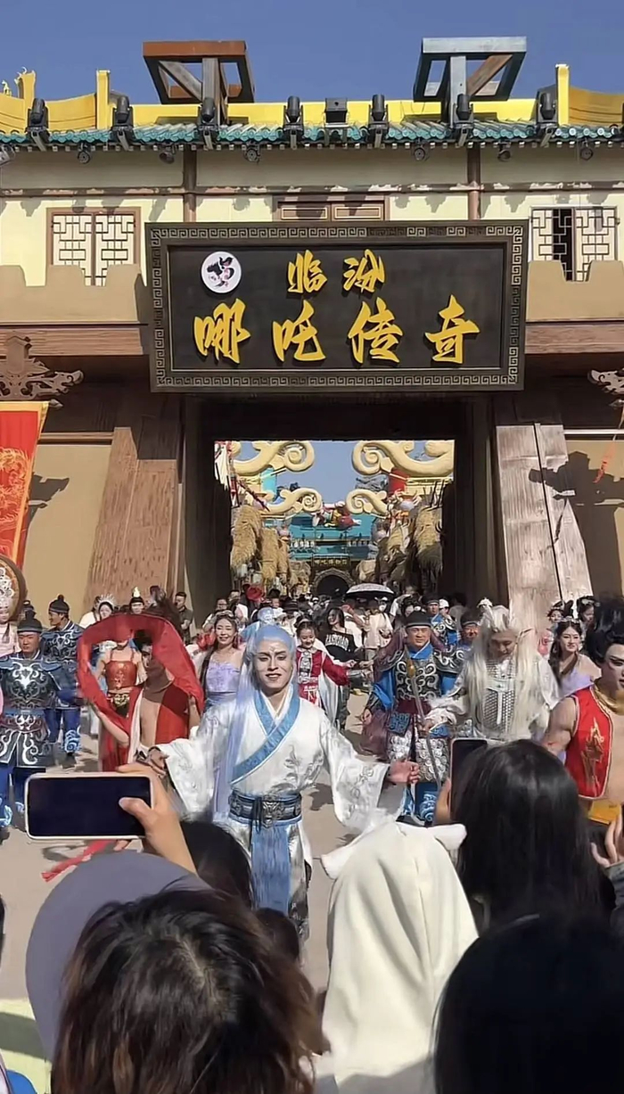 扮演成电影角色与游客互动的NPC（图据景区官方账号）