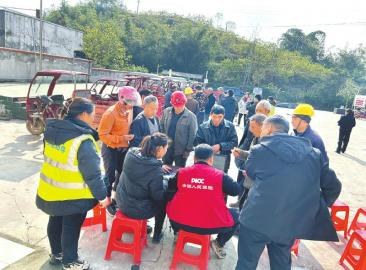 　　人保财险宜宾市分公司为客户提供现场投保服务。