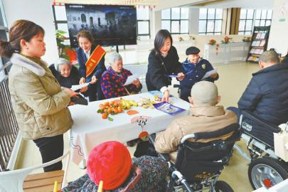 　　人保财险巴中市分公司在养老院开展反诈宣传。