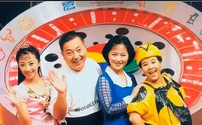 上世纪90年代，央视少儿节目主持人，从左至右为“花姐姐”曾媛、董浩、鞠萍、“金龟子”刘纯燕。网络截图，图源：新京报
