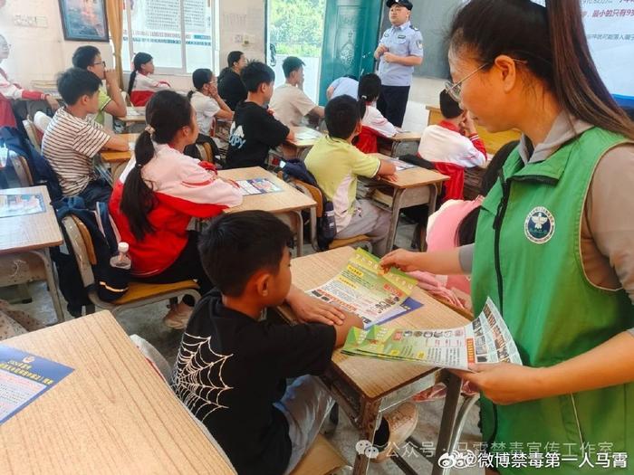 阳光洒满窗台，愿你的一天如这晨光般温暖明亮