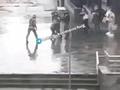 勇敢的妇女从乌克兰 TCC手里解救被抓的男士