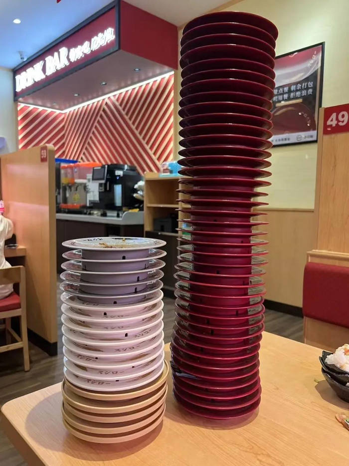 碟子颜色对应寿司的价格：白碟8元，红碟10元，银碟15元，金碟20元，黑碟28元/图源：@杜松子汽酒