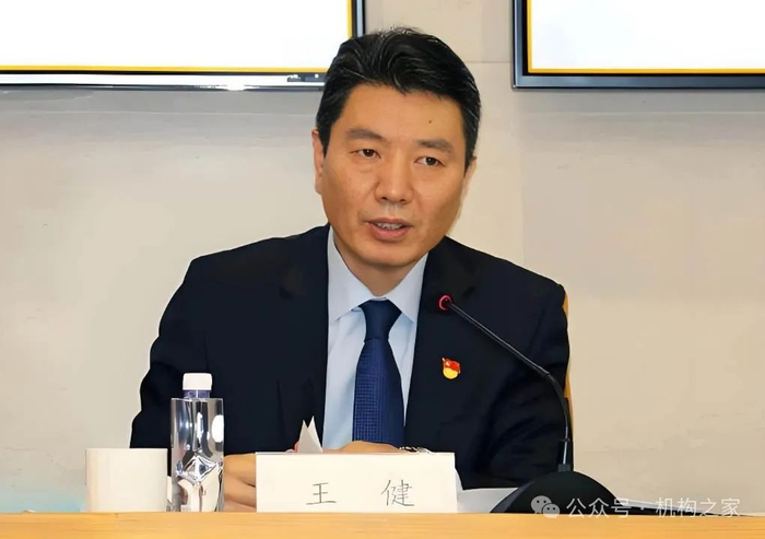 图为原北京银行副行长、现中荷人寿董事长王健。