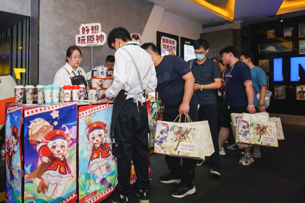 万达影院原神主题影厅及周边产品，图 / 上海杨浦发布