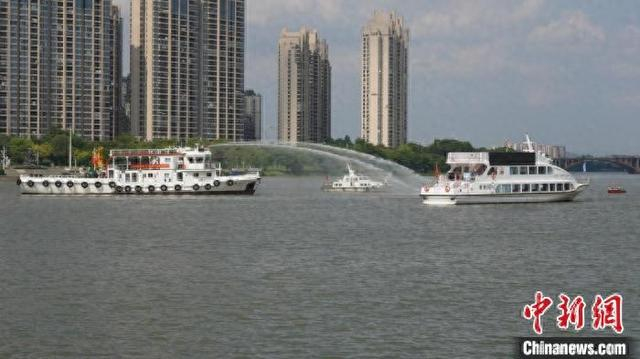 多功能拖轮“惠卫江”对船舶进行持续喷淋。惠州海事局 供图