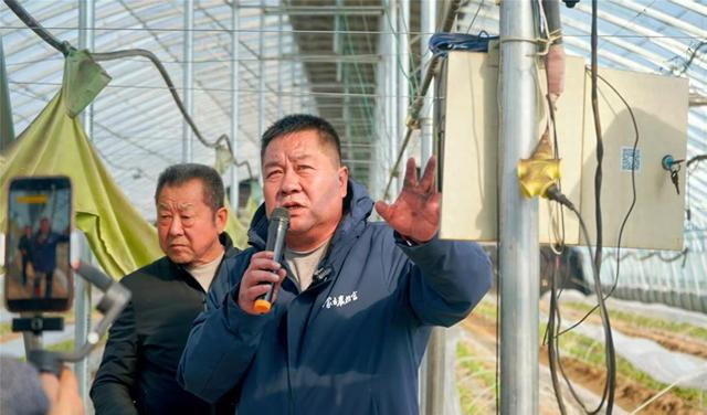 包头市广恒农民专业合作社负责人李旺荣正在介绍合作社的设施农业和经济作物社会化服务操作流程。（资料图）