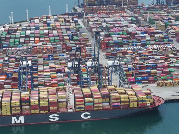 （5月14日上午，证券时报记者实探盐田港国际集装箱码头。宋春雨/摄）