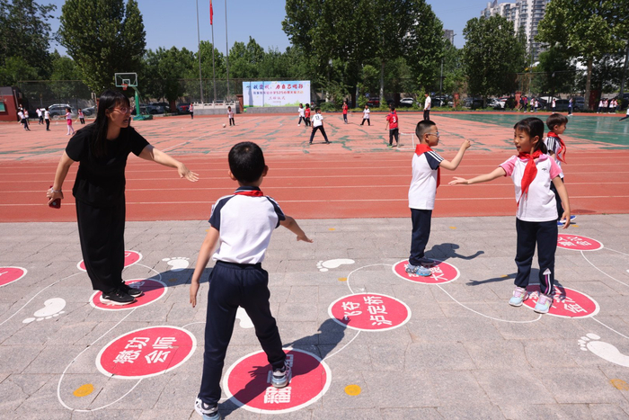 课间，花家地实验小学的学生们正在热火朝天地进行体育运动。新京报记者 李木易 摄
