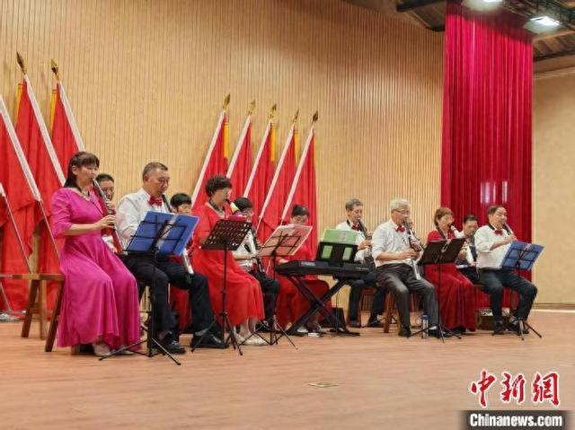 5月13日，福州音梦电声乐队在下村村知青影院表演。雷朝良摄