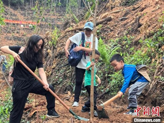 “认种一棵树”小程序用户参与植树。广东省林业局 供图