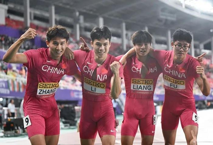 ↑5月10日,中国队选手梁宝棠(右二)、李懿卿(左二)、张起宁(左一)和付浩然在赛后庆祝。新华社记者 邓华 摄
