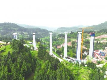 亭子口灌区一期工程唐家坝渡槽建设现场。四川省水利发展集团亭子口公司供图