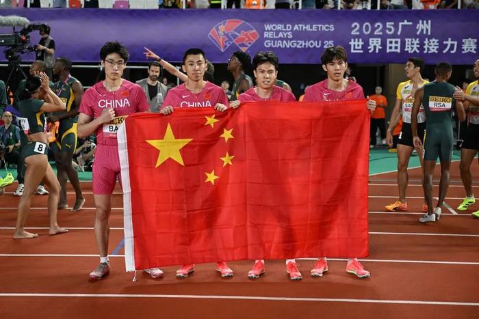 ↑5月11日,中国队选手包承哲、于德祥、李懿卿、郑驰宇(从左到右)在赛后合影。新华社记者 宋彦桦 摄