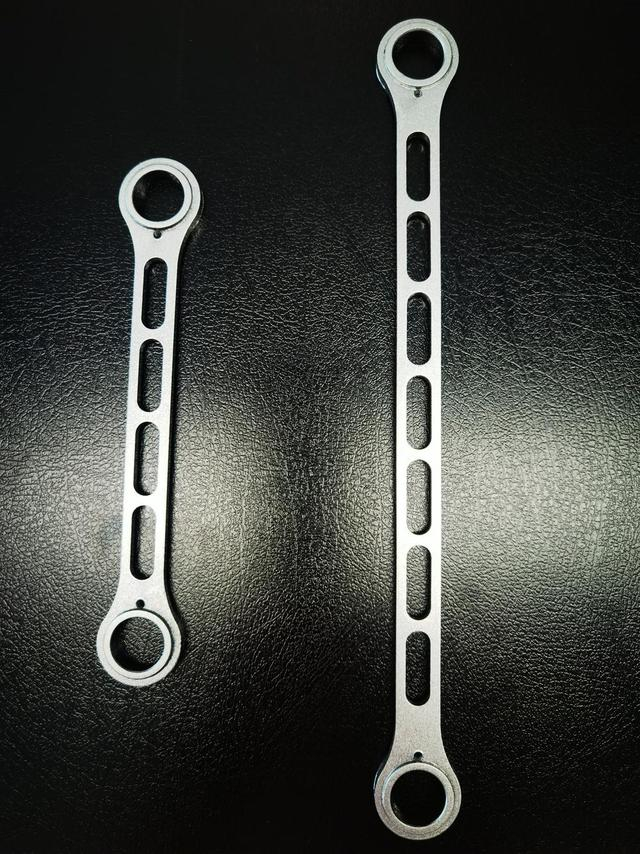 （阿凡达铌微合金人形机器人连接杆样品，财联社记者摄）