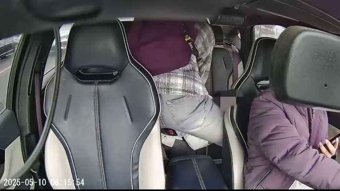 ▲姜昭鹏在车后座对同学进行心肺复苏。受访者供图