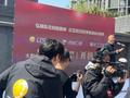 脚下是爷爷踏过的深情土地，眼前是爷爷未曾见过的盛世和平