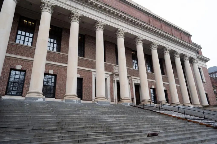 ▲这张2024年4月20日在美国马萨诸塞州剑桥拍摄的资料照片显示的是哈佛大学的图书馆。新华社记者刘杰摄