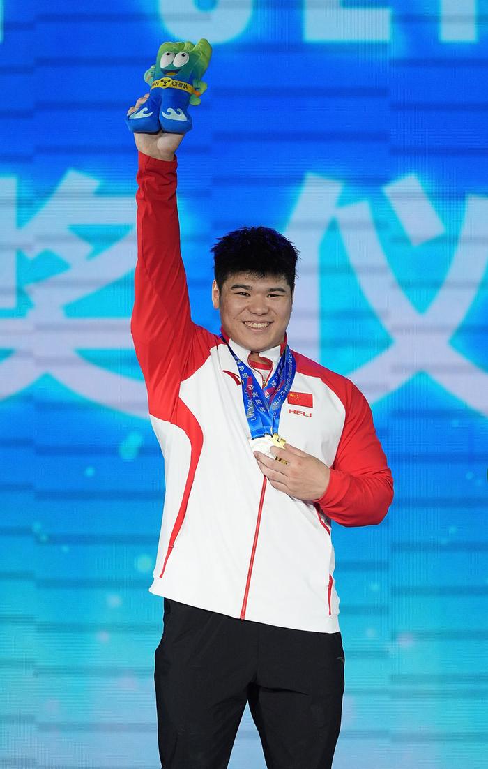5月14日,中国选手刘焕华在颁奖仪式上。最终,他获得挺举、总成绩两项冠军和抓举亚军。新华社记者 侯昭康 摄