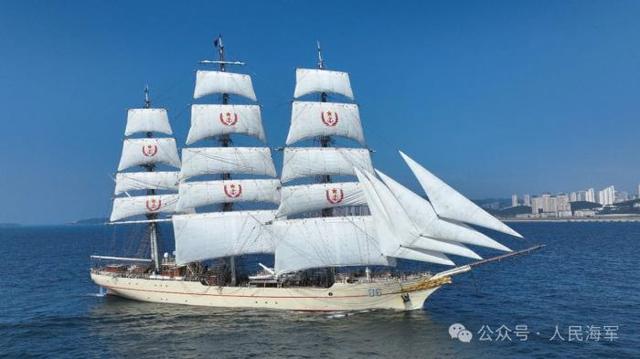 “破浪”号风帆训练舰。图/“人民海军”公众号