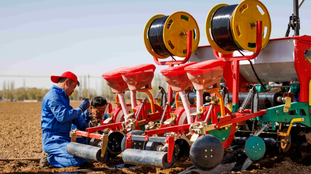 农业技术人员在呼和浩特市托克托县新营子镇帮助农民调试设备。乌力更 摄