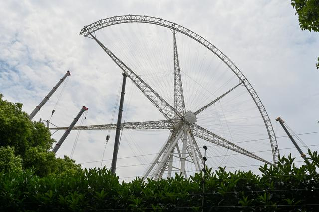 2025年5月15日，上海，锦江乐园摩天轮正在拆除中。澎湃新闻记者 朱伟辉 图
