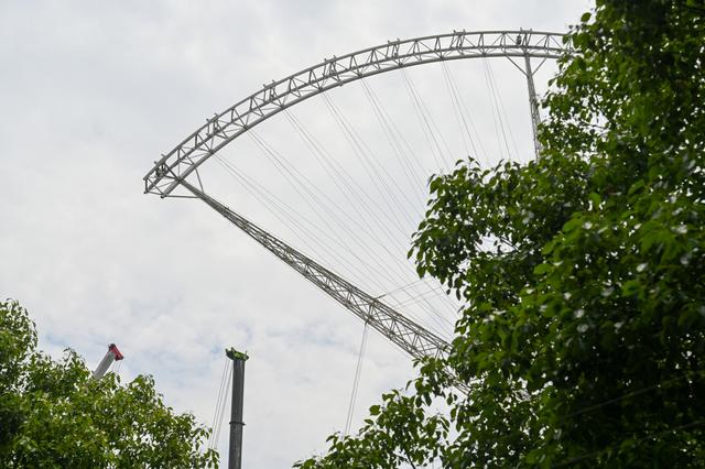 2025年5月15日，上海，锦江乐园摩天轮正在拆除中。澎湃新闻记者 朱伟辉 图