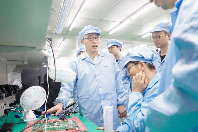 之江实验室李超（左一）及其团队在科研一线。之江实验室供图