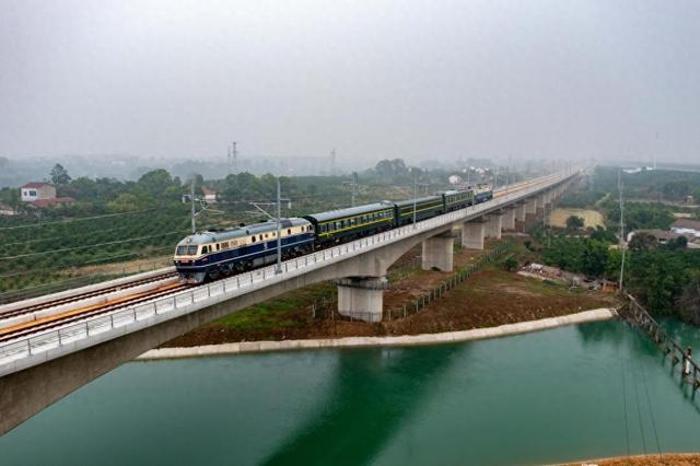 5月15日，测试列车对沪渝蓉高铁武汉至宜昌段进行综合测试。（受访单位供图）