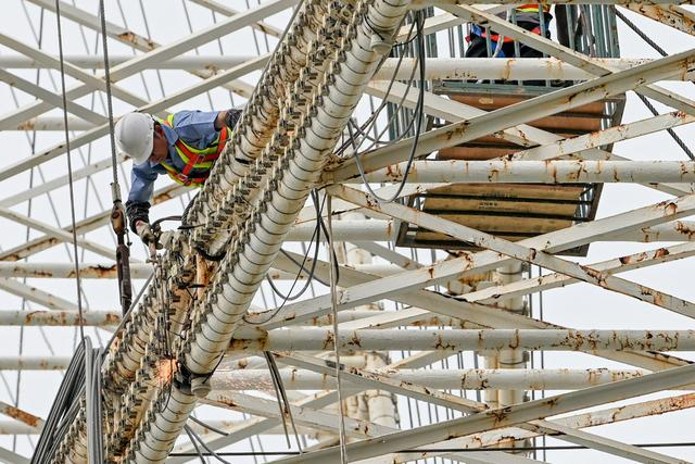 2025年5月15日，上海，锦江乐园，工人正在进行拆除作业。澎湃新闻记者 朱伟辉 图