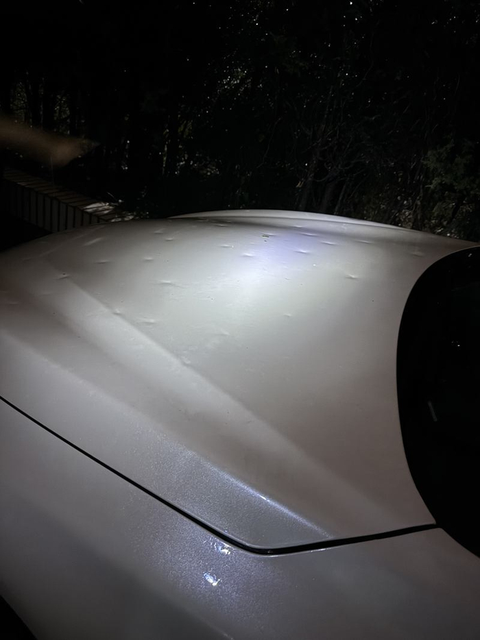 北京冰雹过后，石景山区一私家车车身被砸出明显的球形凹陷。新京报记者 吴为 摄