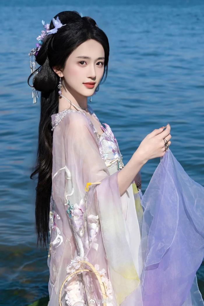 抖音附近女=抖音附近女孩子叫我开好房间拍照是真的吗