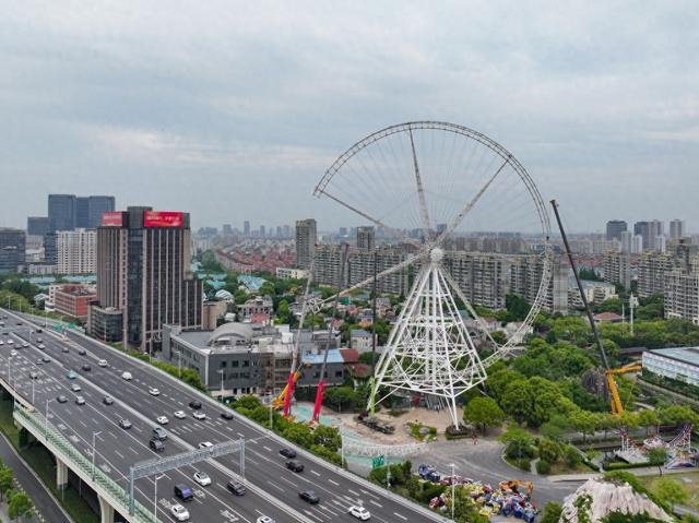 2025年5月15日，上海，锦江乐园摩天轮正在拆除中。澎湃新闻记者 朱伟辉 图