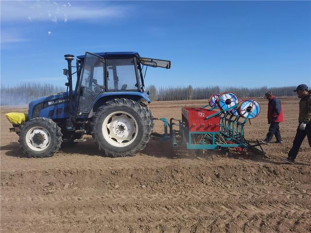 巴彦淖尔市临河区农户正在利用北斗导航无人驾驶系统播种。 记者 薛来 摄