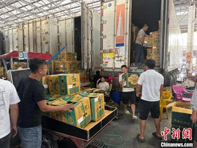 5月13日，泰国进口榴莲在广西南宁俏销。俞靖 摄