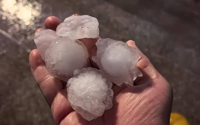 5月13日晚上8点30分左右，西城区广安门外大街下起冰雹。受访者供图