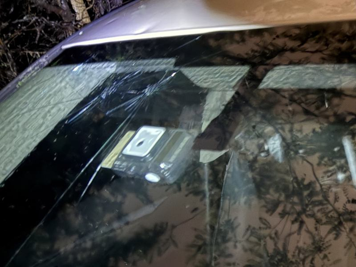 5月13日，北京冰雹过后，被砸坏的私家车前挡风玻璃。新京报记者 吴为 摄