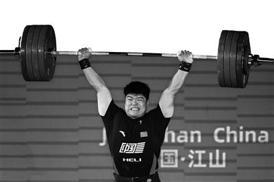 刘焕华在挺举比赛中。　　新华社记者 侯昭康摄