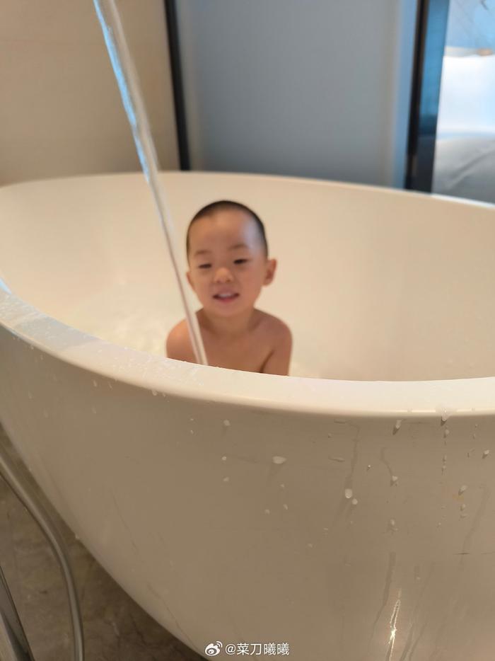 孩子进屋就要洗澡，完了还弄了我一身水 现在睡着了，我真阿弥陀佛